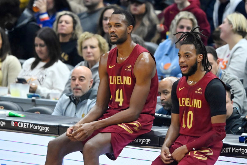 Evan Mobley(bên trái) và Darius Garland, hai tài năng trẻ đầy triển vọng và tương lai tốt cho Cleveland Cavaliers