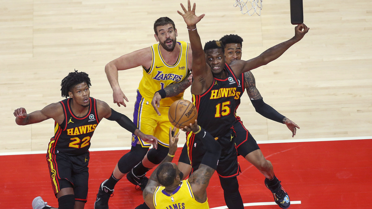 Clint Capela (số 15, áo đen) lọt tầm ngắm của Los Angeles Lakers