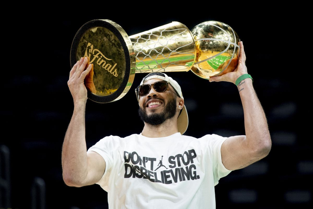 Chiếc Cup danh giá Larry O'Brien của Boston Celtics 