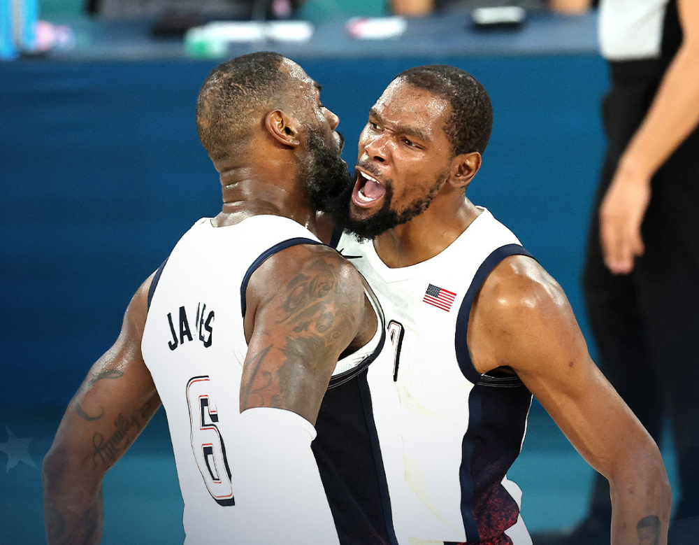 Kevin Durant ăn mừng với LeBron James