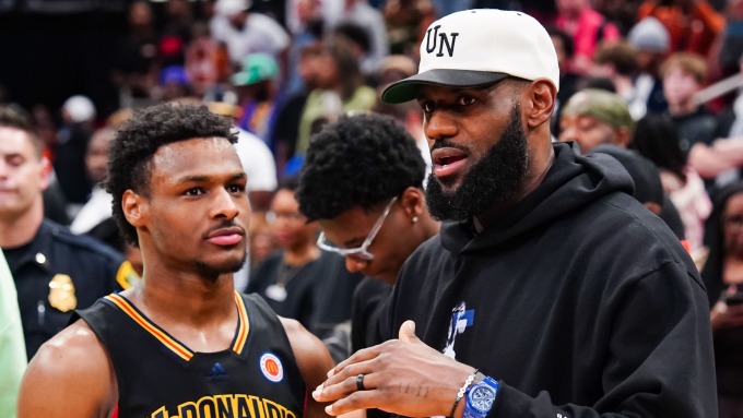 Siêu sao LeBron James (phải) và con trai Bronny James, trong một sự kiện bóng rổ tại Mỹ. Ảnh: Sky.